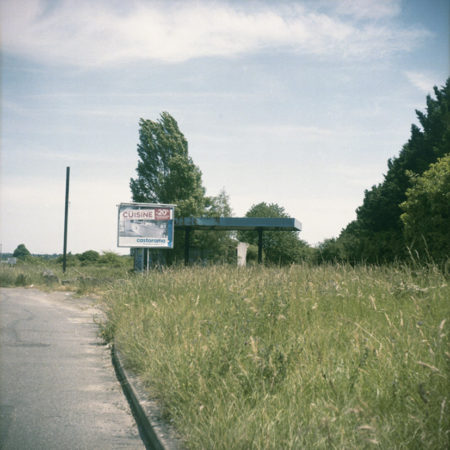 station service en friche au bord d'une rocade